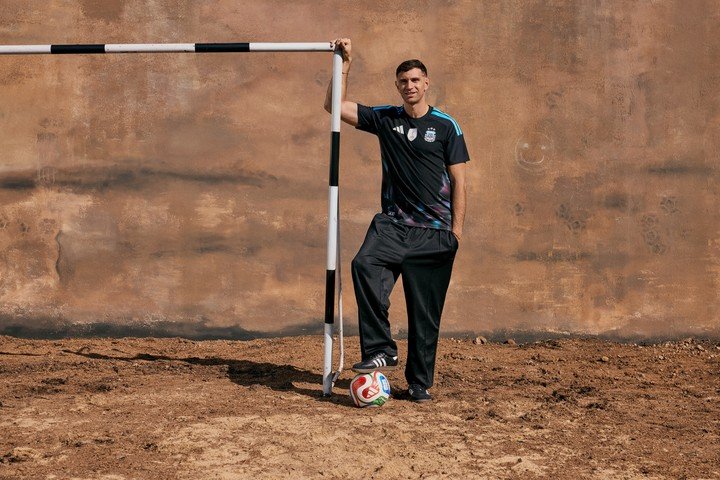 Dibu Martinez con la camiseta nueva